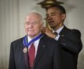 John Glenn přijímá medaili od bývalého prezidenta USA Baracka Obamy
