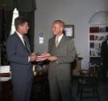 Autor: Wikimedia Commons - John Glenn a prezident USA John Fitzgerald Kennedy při předávání dárku