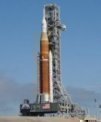 Autor: NASA - Raketa SLS pro misi Artemis I při prvním testovacím vývozu na startovní rampu LC-39B 18. 3. 2022