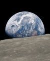 Autor: NASA/Bill Anders - Legendární snímek zachycující východ Země nad měsíčním povrchem pořízený během mise Apollo 8