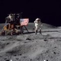 Autor: NASA/Charles Duke - John Young salutující při výskoku na Měsíci během mise Apollo 16