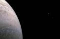 Autor: NASA/JPL-Caltech/SwRI/MSSS, Image processing by Andrea Luck - Detailní pohled na planetu Jupiter – vpravo jsou vidět měsíce Io a Europa