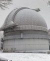 Autor: Hana Kučáková - Budova Perkova 2m dalekohledu se v sobotu 9. dubna 2022 oblékla do zimního hávu
