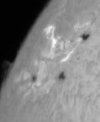 Autor: Martin Gembec - Pohled na erupci M1 z 18. dubna ve 12:34 SELČ slunečním dalekohledem Lunt 60T s kamerkou QHY5III-224C přiložené za okulár dalekohledu. Kvalitu ovlivnilo snímání z bytu skrz otevřené okno, což je nejméně vhodná varianta, ale v tu chvíli nejlepší, když chcete trefit přesně maximum erupce.