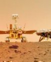 Autor: CNSA - Autoportrét roveru Zhurong vedle přistávací plošiny na Marsu