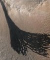 Autor: NASA/JPL-Caltech/University of Arizona - Tyto tmavé útvary známé též jako „svahové pruhy“ mohou být prachovými lavinami na Marsu