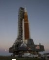 Autor: NASA/Aubrey Gemignany - SLS i s mobilní plošinou a obslužnou věží při zkušebním vývozu na startovní rampu LC-39B na Floridě v březnu 2022
