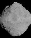 Autor: JAXA - Asteroid Ryugu na snímku ze sondy Hayabusa 2