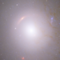 Autor: NASA/JWST/HST - Gravitační čočka probíhající kolem hmotného centra eliptické galaxie.
