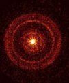 Autor: NASA/Swift/A. Beardmore (University of Leicester) - Rentgenová observatoř Swift zachytila dosvit gama záblesku GRB 221009A asi hodinu od okamžiku, kdy byl poprvé detekován. Při průchodu záření jinak neviditelnými prachovými oblastmi naší galaxie se rentgenové záření rozptýlilo a vytvořilo kruhové obrazce kolem záblesku.