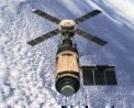 Autor: Wikimedia Commons - Stanice Skylab na snímku, který 8. února 1974 pořídila posádka poslední lodi Apollo programu Skylab. Pomačkaná „harmonika“ je náhradní štít proti mikrometeoritům a přehřívání stanice, který nainstalovala první posádka během mise Skylab 2 (někdy označované Skylab I). Původní štít byl poškozen a ztracen při startu. Opačnému konci stanice dominuje Sluneční observatoř ATM.