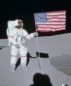 Autor: NASA - Alan Shepard stojí u americké vlajky na povrchu Měsíce během mise Apolla 14