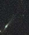 Autor: Martin Gembec - Kometa C/2022 E3 (ZTF) 24. 1. 2022 kolem 1:45 SEČ. Složeno 60 snímků pořízených během půl hodiny. Kometa popoletěla mezi hvězdami, které se jeví jako krátké čárky. Výřez ze snímku 135 mm objektivem. Canon 6D, Samyang 135/f2,2, 61×30 sekund, ISO 3200, Vixen Polarie, Kozákov.