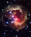 Autor: HST - Sekvence snímků zachycující expanzi světelného echa hvězdy V838 Monocerotis, tedy odrazu výbuchu na prachových strukturách v okolí hvězdy.