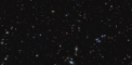 Autor: NASA, ESA, CSA, Simon Lilly (ETH Zürich), Daichi Kashino (Nagoya University), Jorryt Matthee (ETH Zü - Na snímku s více než 20 000 galaxiemi je uprostřed nenápadný červený objekt s difrakčními kříži - kvasar J0100+2802. Snímek v infračerveném oboru záření byl pořízen kamerou NIRCAM vesmírného dalekohledu Jamese Webba