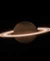 Autor: NASA/ESA/CSA/STScI - Saturn v infračerveném oboru spektra na snímku pomocí NIRCam vesmírného dalekohledu JWST