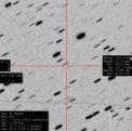 Autor: FRAM/FZÚ/Martin Mašek - Znovunálezový snímek komety P/2004 V3 (Siding Spring) pořízený 19. 7. 2023 přes robotický dalekohled FRAM v Argentině. Kometa vypadá jako slabá hvězdička na snímku. Jednotlivé snímky byly skládány na pohyb komety (45×120s), hvězdy se proto jeví jako krátké usečky, neboť se kometa posouvala vůči hvězdnému pozadí. Zpracování v programu Tycho-Tracker.