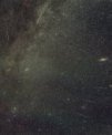 Autor: Martin Gembec - Perseidy 2023 z Jizerky 12./13. 8. 2023. Meteory se vlivem perspektivy zdánlivě rozlétají ze souhvězdí Persea. Na snínku vidíme výrazný pruh Mléčné dráhy. Poblíž radiantu roje (místo odkud se meteory rozlétávají) vidíme dvojitou otevřenou hvězdokupu v Perseu. Vpravo uprostřed je viditelný jasný podlouhlý flíček, to je slavná galaxie M31 v Andromedě. Další galaxii, M33 v Trojúhelníku, najdeme jako slabší obláček dole vpravo. Šikmé zelené pruhy představují airglow, slabě vyzařující plyn ve vysoké atmosféře.
Foto Martin Gembec, Canon 6D + Sigma 35mm, clona 2,2, série 60s expozic (vybrány snímky bez oblačnosti).