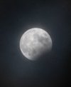 Autor: Oldřich Špůrek - Částečné zatmění Měsíce přes vysokou oblačnost