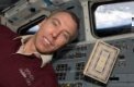 Autor: NASA - Andrew Feustel a písně kosmické v kabině raketoplánu Atlantis při misi STS-125.