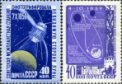 Autor: commons.wikimedia.org (volné dílo) - „Sovětská meziplanetární stanice vyfotografovala neviditelnou stranu Měsíce“ – tak zní text na poštovní známce vydané v roce 1960 na památku mise Luna 3 (vlevo). Vpravo je známka, která oslavuje raketu a samotný manévr, který umožnil fotografii odvrácené strany pořídit. Kromě ideologického účelu, má tato známka i nepřehlédnutelný didaktický smysl.