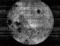 Autor: commons.wikimedia.org (volné dílo) - První fotografie odvrácené strany Měsíce pořízená 7. října 1959 sondou Luna 3. Vpravo nahoře je do té doby neznámé Moře moskevské.