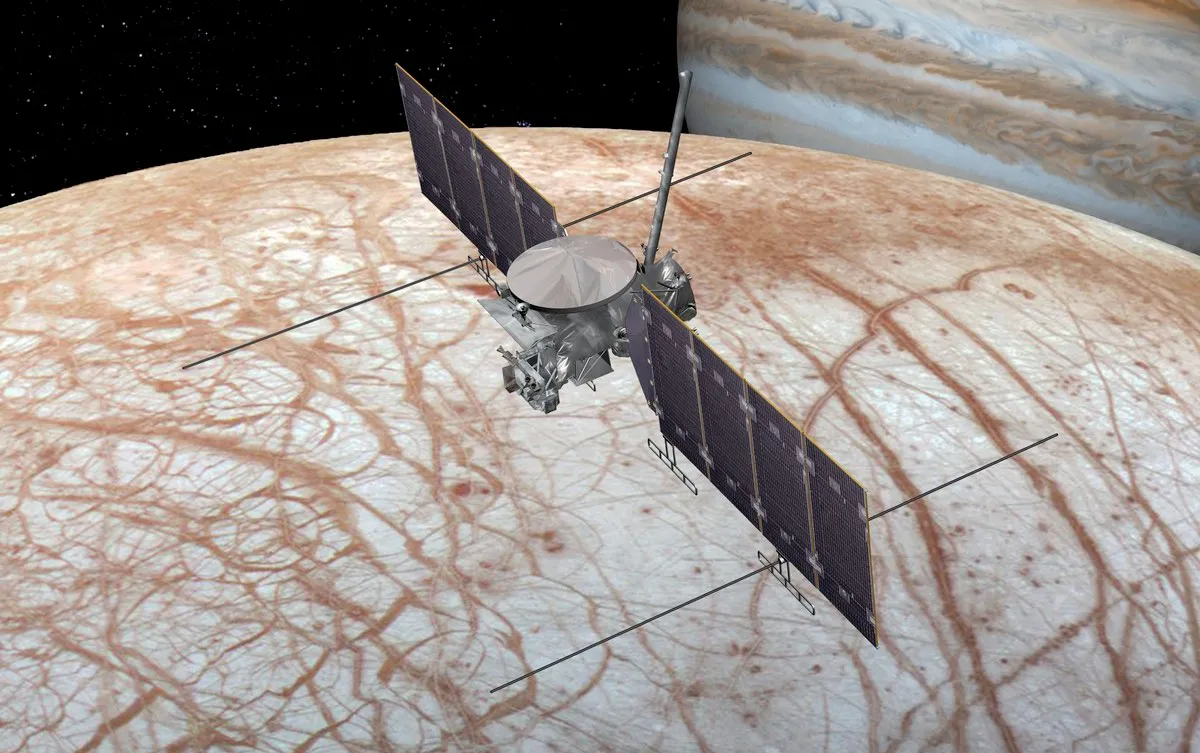 Autor: NASA/JPL - VIzualizace sondy Europa Clipper nad povrchem Jupiterova měsíce Europa