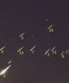 Autor: Steinar Midtskogen - Složený snímek z video záznamu pořízeného kamerami AllSky7 na norské stanici Gaustatoppen ukazuje 22 meteorů klastru, které byly zaznamenány během 10 sekund.