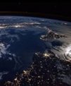 Autor: NASA - Země v noci z vesmíru.