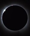 Autor: Martin Gembec - Začátek úplného zatmění Slunce 8. 4. 2024, Bailyho perly, vnitřní koróna a protuberance. Dalekohled AT60ED, ohnisko 360 mm, kamera ASI294MC Pro.