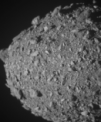 Autor: (c) NASA - Dimorphos tak, jak jej viděla sonda DART těsně před nárazem. Snímek je složeninou posledních deseti snímků, které pořídila kamera na palubě sondy. Severní pól je nahoře.