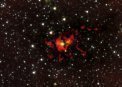 Autor: ALMA (ESO/NRAJ/NRAO)/NASA/Spitzer/JPL-Caltech/GLIMPSE - rodící se hvězda v nitru temného oblaku SDC 335.579-0.292 - eso1331
