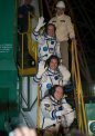 Autor: NASA - Posádka naposledy mává novinářům ze startovací rampy (shora: S. Rjazanskij, M. Hopkins a O. Kotov)