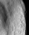 Autor: NASA/Johns Hopkins University Applied Physics Laboratory/Carnegie Institution of Washington - Detail valů kráteru na Merkuru 6 metrů na px