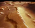 Autor: ESA/DLR/FU Berlin - Snímek pořízený kamerou HRSC (High Resolution Stereo Camera) na palubě evropské sondy Mars Express ukazuje, že tlustá vrstva prachu pokrývá ledovce, které jsou ukryty pod povrchem.