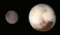Autor: NASA/JHUAPL/SWRI - Pluto a Charon z 250 000 km, zvýrazněné barvy