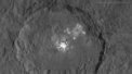Jasné skvrny v kráteru Occator na Cereře rozlišeny