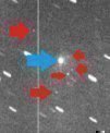 Autor: Popularmechanics.com - Modrá šipka ukazuje 4,3tunové plavidlo ExoMars, červené šipky fragmenty stupně Briz-M