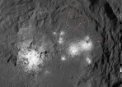 Autor: NASA/Dawn/Petr Scheirich - Na vnitřní straně valů kráteru Occator vidíme tzv. „flow fronts“ – okraj toku materiálu, který se v tomto případě roztekl z vyvýšeného centra kráteru směrem k jeho okrajům