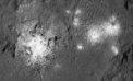 Autor: NASA/Dawn - Detail světlých skvrn v kráteru Occator, pořízený sondou Dawn z nejnižší dráhy