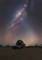Autor: Petr Horálek - Zvířetníkové světlo (zprava) a Mléčná dráha se setkávají vysoko nad obzorem prašné ale tmavé africké Botswany.