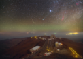 Autor: Petr Horálek - Díky svým jedinečným fotografiím se Petr stal prvním českým Foto ambasadorem pro ESO. Zde je zachycena kometa Lovejoy a meteor nad observatoří La Silla v Chile.
