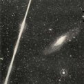 Autor: Josef Klepešta, Říše hvězd - Čtvercová verze fotografie bolidu a M31 v Andromedě od Josefa Klepešty z 12. září 1923 zveřejněná jako příloha Říše hvězd 1924/1