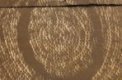 Autor: Stanislav Daniš. - Spoustu slunečních srpečků promítnutých přes slamák na zem při zatmění Slunce 1. září 2016 na Madagaskaru.