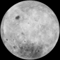 Autor: wikipedia - Odvrácená strana Měsíce. Pánev Aitken je tmavší oblastí dole