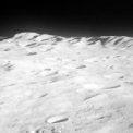 Autor: wikipedia - Severní okraj pánve Aitken fotoaparátem astronautů z Apolla 8 (1968)