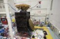 Autor: ESA - ExoMars během pozemních testů. Sonda TGO a modul Schiaparelli (oranžový kužel nahoře)