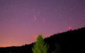 Autor: Daniel Ščerba - Red Sprite nad Libereckem 26. června 2016 ve 0:03 SELČ, ve vzdálenosti cca 150 km. Zachycen přes Canon EOS 100D (mod) + Samyang 16 mm f/2 (f/2.8), ISO 3200, 10 s. Využito UFO Capture, SONY Effio.