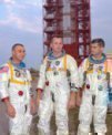 Autor: NASA. - Posádka Apolla 1, Virgil I. “Gus” Grissom, Edward H. White II a Roger B. Chaffee, jen desítky hodiny před tragickým osudem v kabině lodi Saturn.