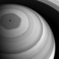 Autor: NASA/JPL-Caltech/Space Science Institute - Pohled na Sluncem osvětlený severní pól planety Saturn